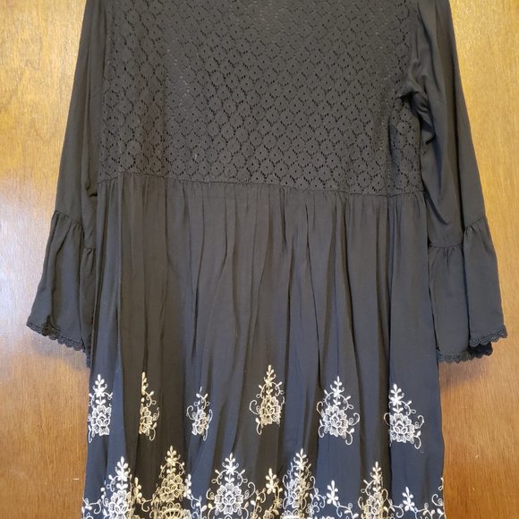 Flowy dress with embroidery and lace - Picture 7 of 12